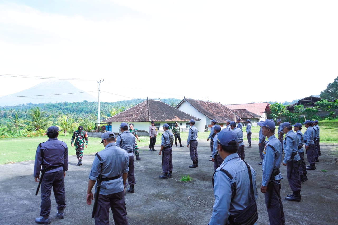 3_narasumber_memberikan_prakek_langsung_di_lapangan_kepada_linmas